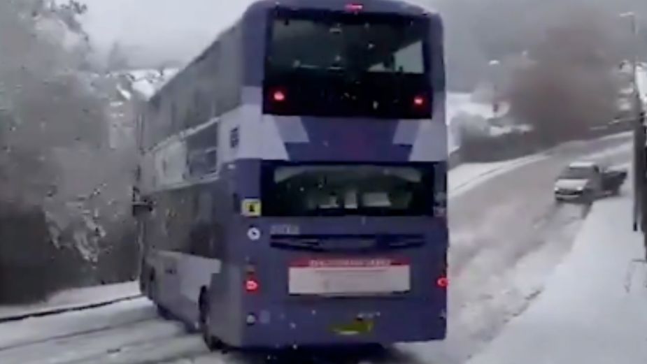 Autobús se «patina» sobre una carretera nevada