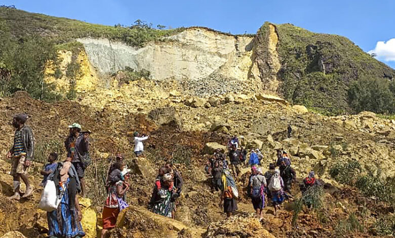 Papúa Nueva Guinea dice que el deslave del viernes sepultó a 2,000 personas y pide ayuda