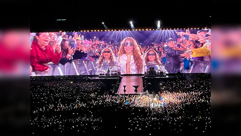 Shakira arrasa en Querétaro con su magia musical: más de 27 mil asistentes se dejaron llevar por su energía y pasión en un concierto impresionante.