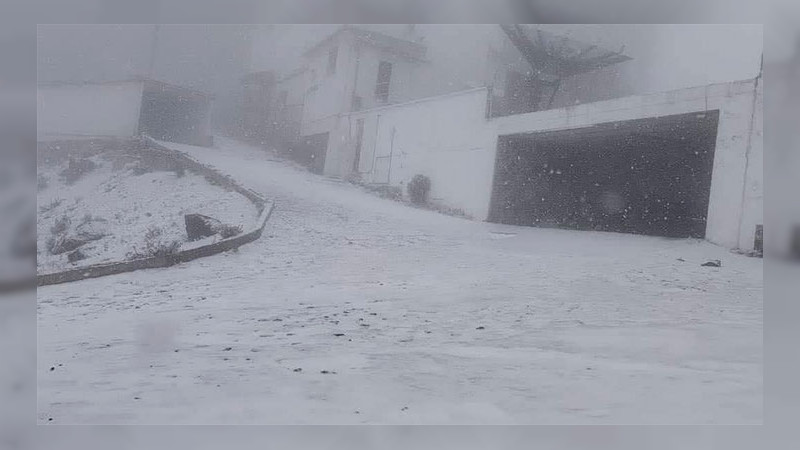 Nieve hace historia en el Cofre de Perote: Primer registro de lluvia blanca en la región altera el clima y despertó emociones en la comunidad.